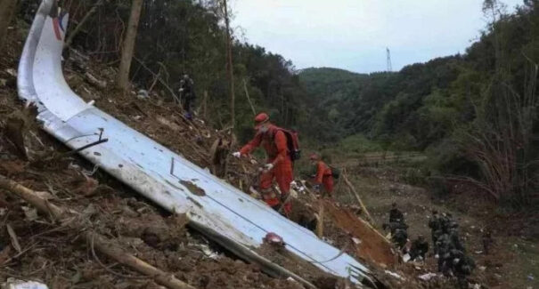 Avião com 132 ocupantes pode ter sido derrubado de propósito na China