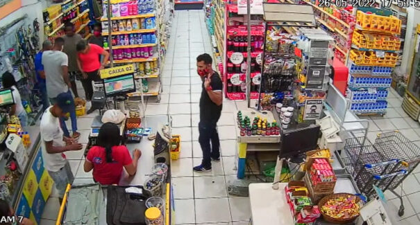 Criminosos assaltam comércio no bairro Madre Deus