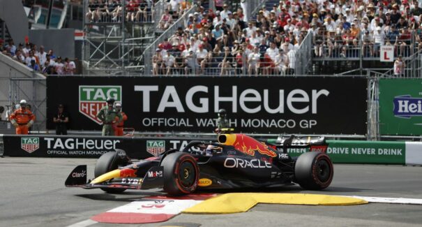 Perez vence GP de Mônaco marcado por atraso e emoção na reta final