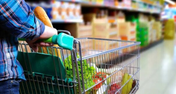 Cliente acusado injustamente de furto será indenizado por rede de supermercados