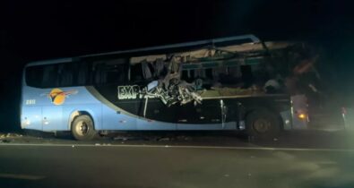 Colisão entre ônibus e caminhão deixa duas pessoas mortas e várias outras feridas