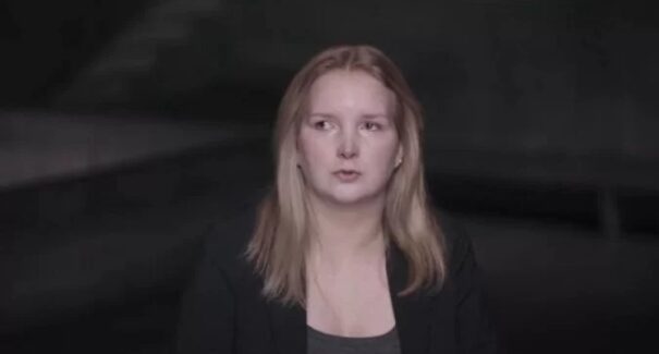 Elize Matsunaga deixa a prisão após receber liberdade condicional