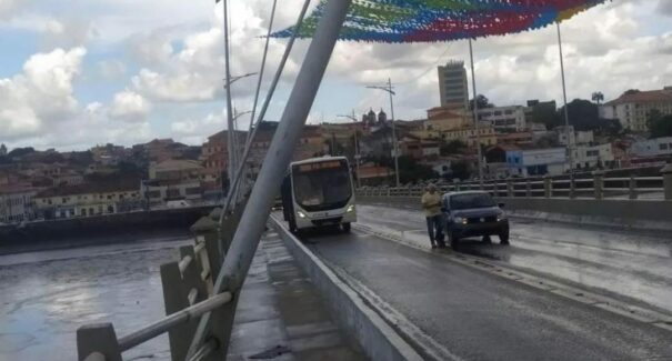 Após fortes chuvas, poste cede e causa transtornos na ponte São Francisco