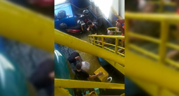 Água invade ferryboat durante travessia de passageiros