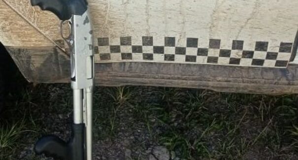Homem troca tiros com a polícia e é preso suspeito de participação em assalto