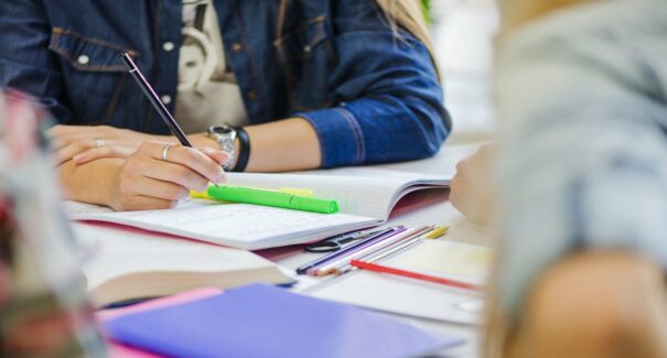 Santander oferece bolsas de estudo de R$ 300 para universitários