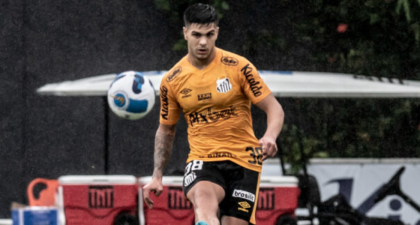 Volante Rodrigo Fernández coroa boa fase no Santos com gol da classificação na Copa do Brasil