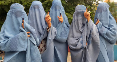 Taliban volta a obrigar mulheres a cobrirem seus rostos