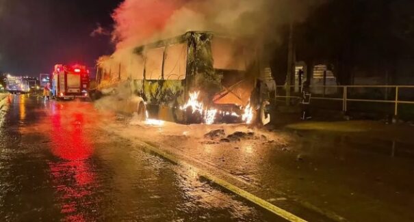 Ônibus fica completamente destruído após pegar fogo em São Luís