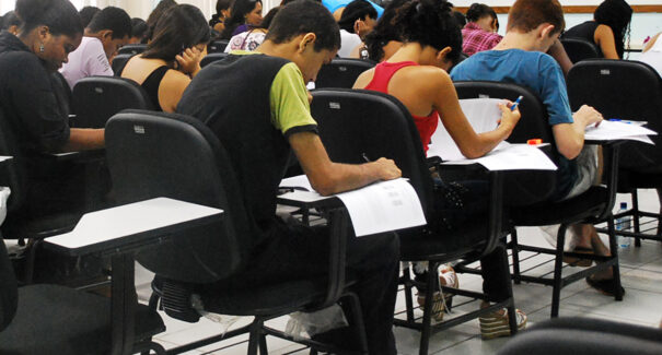 Assembleia aprova suspensão do prazo de validade de concursos