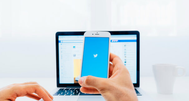 Compra do Twitter segue sem garantias sobre contas falsas