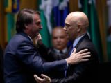 Desafetos, Bolsonaro e Alexandre de Moraes se ‘abraçam’ em solenidade