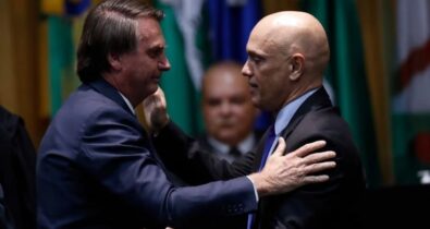 Desafetos, Bolsonaro e Alexandre de Moraes se ‘abraçam’ em solenidade