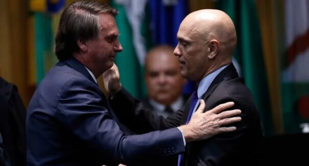 Desafetos, Bolsonaro e Alexandre de Moraes se ‘abraçam’ em solenidade