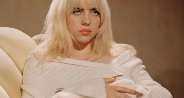Cantora Billie Eilish revela música inédita durante show na Inglaterra