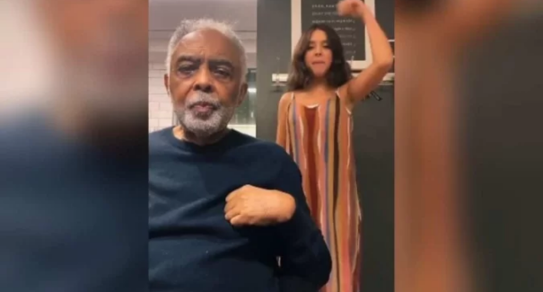 Cantor Gilberto Gil faz dança com neta em vídeo, viraliza e diverte a web