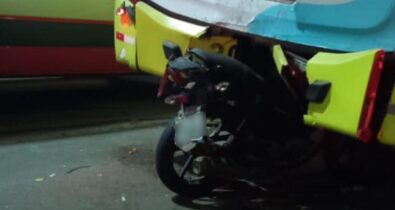 Moto colide e fica presa na traseira de ônibus no bairro do Angelim