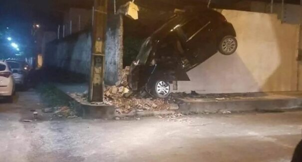 Carro fica preso em cima do muro após grave acidente e deixa feridos no Cohatrac IV