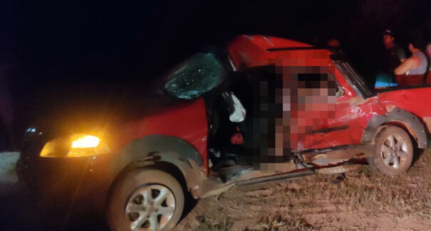 Quatros pessoas morrem após colisão entre picape e caminhão na BR-226