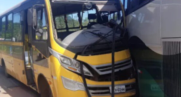 Na BR-402, ônibus escolar colide com veículo de fretamento