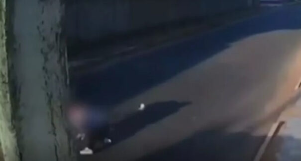 Jovem ameaçada por motorista de aplicativo se joga do carro ainda em movimento