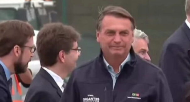 Bolsonaro desembarca em Los Angeles para encontro com Biden