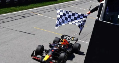 Max Verstappen, da Red Bull, supera Sainz e vence GP do Canadá