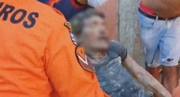 Homem é resgatado pelos bombeiros após cair em poço de 20 metros