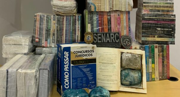 Polícia Civil prende dois suspeitos de transportar drogas dentro de livros