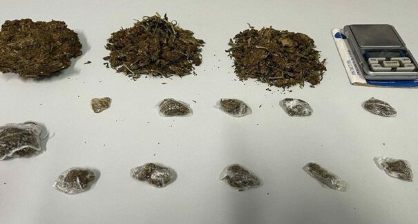 Suspeito de vender drogas em campo de futebol é preso pela Polícia Civil