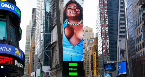 Jojo Todynho ganha poster na Times Square em NY e celebra na web