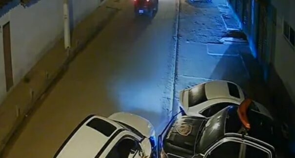 Motorista suspeito de embriaguez bate em viatura da polícia e é preso em flagrante