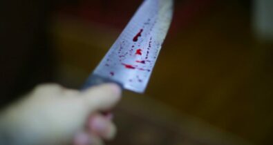 Mulher suspeita de matar companheiro a facadas está foragida