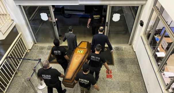 Chega a Brasília avião da Polícia Federal com restos mortais de desaparecidos