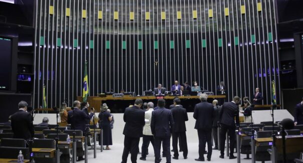 Projeto que limita ICMS dos combustíveis é concluído pela Câmara