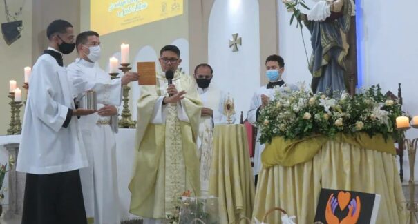 Fiéis festejam dia de Santo Antônio