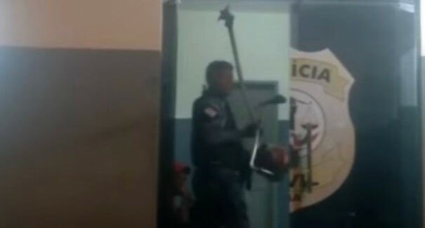 Homem é preso suspeito de agredir a mulher com roçadeira, em Sítio Novo