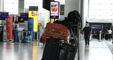 Despacho gratuito de bagagem em avião é vetado por Bolsonaro