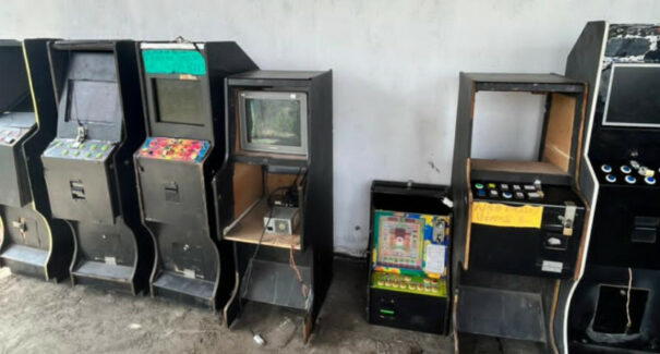 Máquinas caça-níqueis são apreendidas em casa de jogos clandestinos de azar