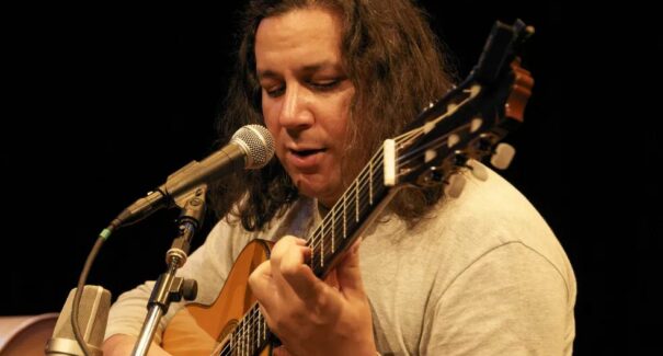 Sonoridades terá estreia com show de Renato Braz