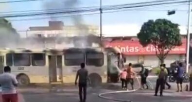 Ônibus pega fogo em São Luís e passageiros fogem rapidamente