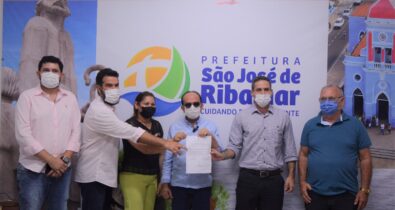 Dr. Julinho assina ordem de serviço para pavimentar Trizidela da Maioba, em Ribamar