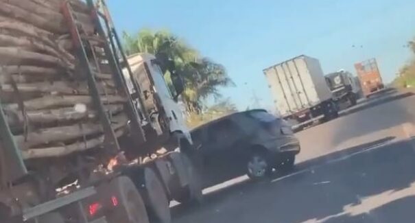Carreta carregada de eucalipto arrasta veículo por vários metros na BR-010