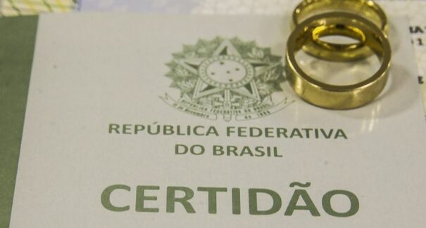 Cai 30,2% o número de mulheres que adotam o sobrenome do marido