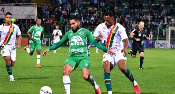 Com gol contra, Chapecoense vence Sampaio Corrêa e respira na Série B