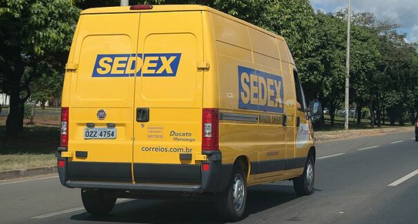 Funcionário dos Correios é feito de refém e quatro suspeitos são presos