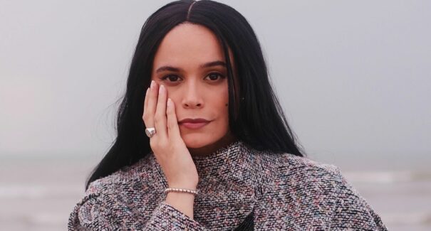 Cantora Gabi Carvalho divulga disco “Um Álbum pra Você” nas plataformas digitais