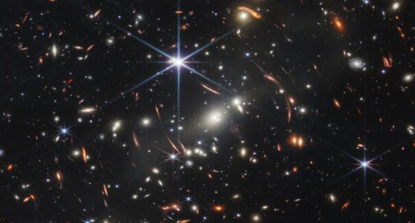 1ª imagem do telescópio James Webb mostra região mais profunda do universo conhecido