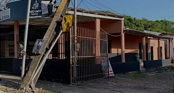 Avenida dos Holandeses fica sem energia elétrica após colisão de carro contra poste