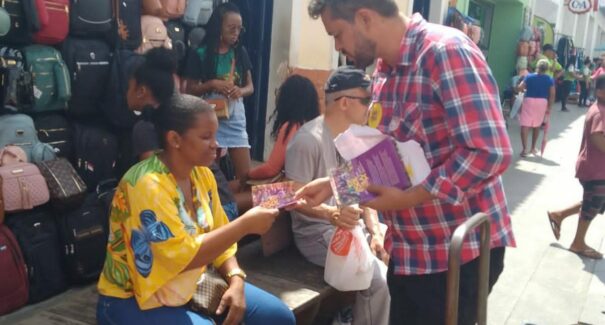 Enilton Rodrigues realiza panfletagem na Rua Grande, em São Luís